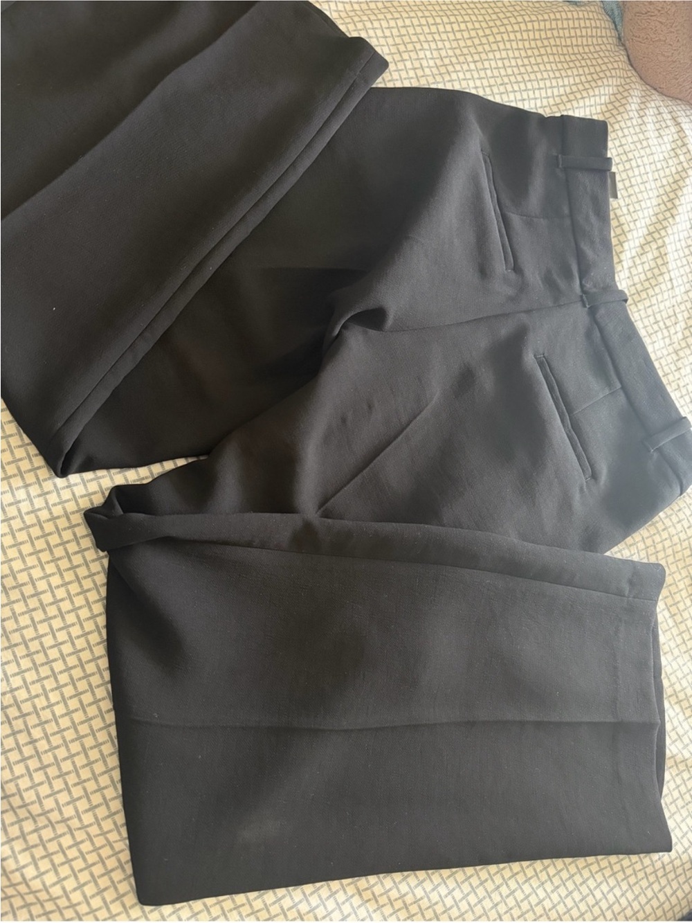 The Effortless Pant - Lo-Rise Crepette -Short - Picture 4 of 7